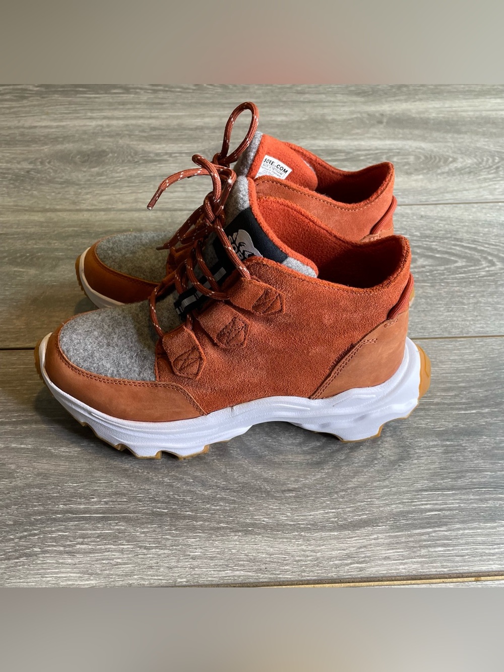 Sorel Kinetic Breakthru Caribou Orange Red Sneaker Boot Women Sz 6.5 NL4903-849